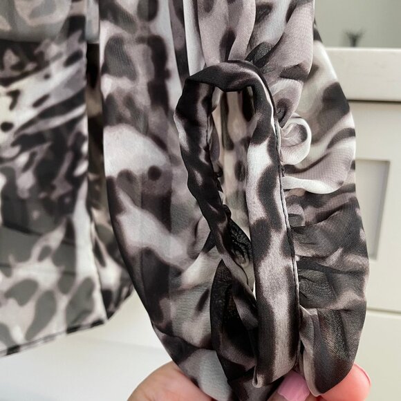 Jennifer Lopez Pull On Sheer 3/4 Sleeve Animal Print Blouse Black Grey Sz S - Picture 3 of 15